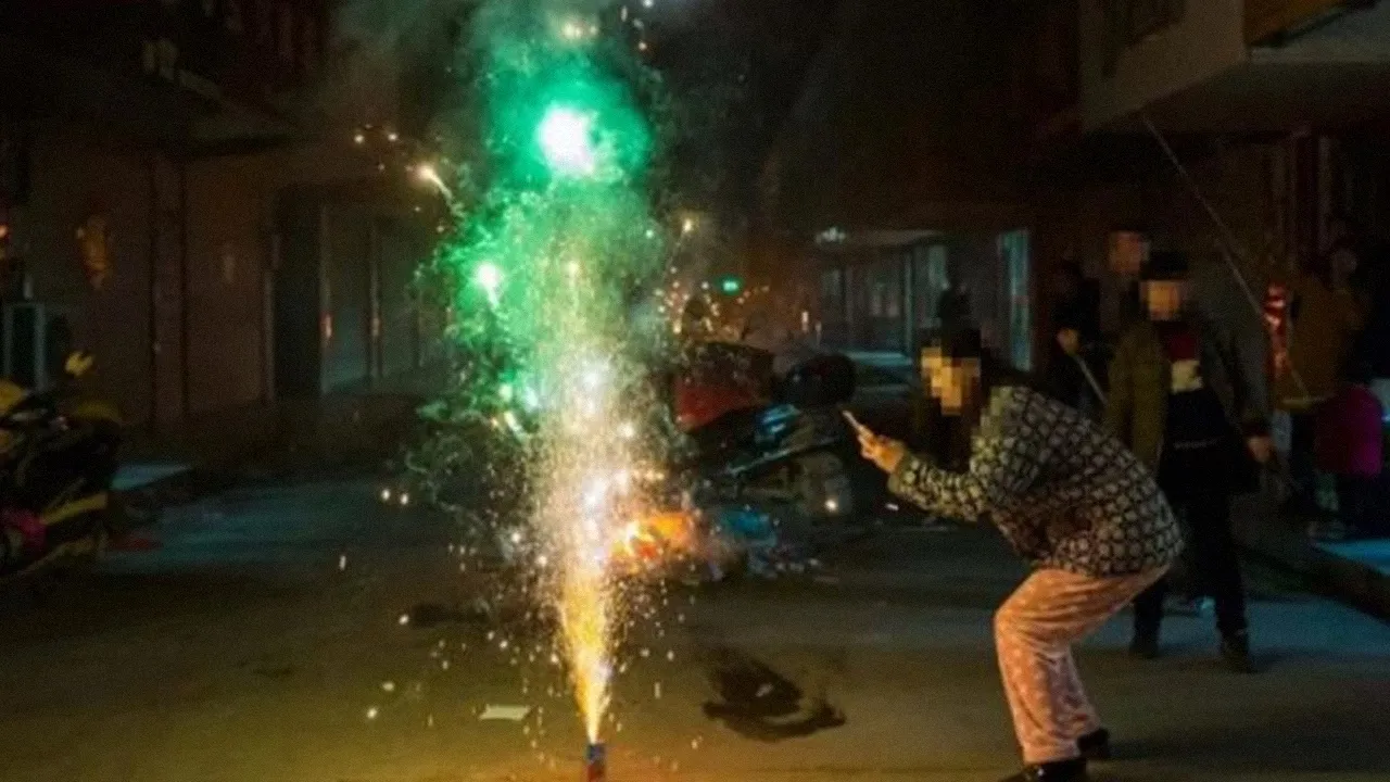 nguoi-dan-tu-ban-phao-hoa-co-bi-phat-khong