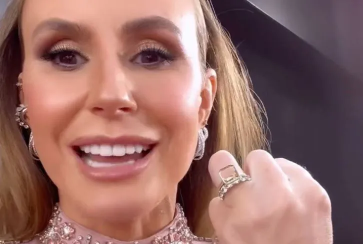 sao-nu-mat-kim-cuong-tren-tham-do