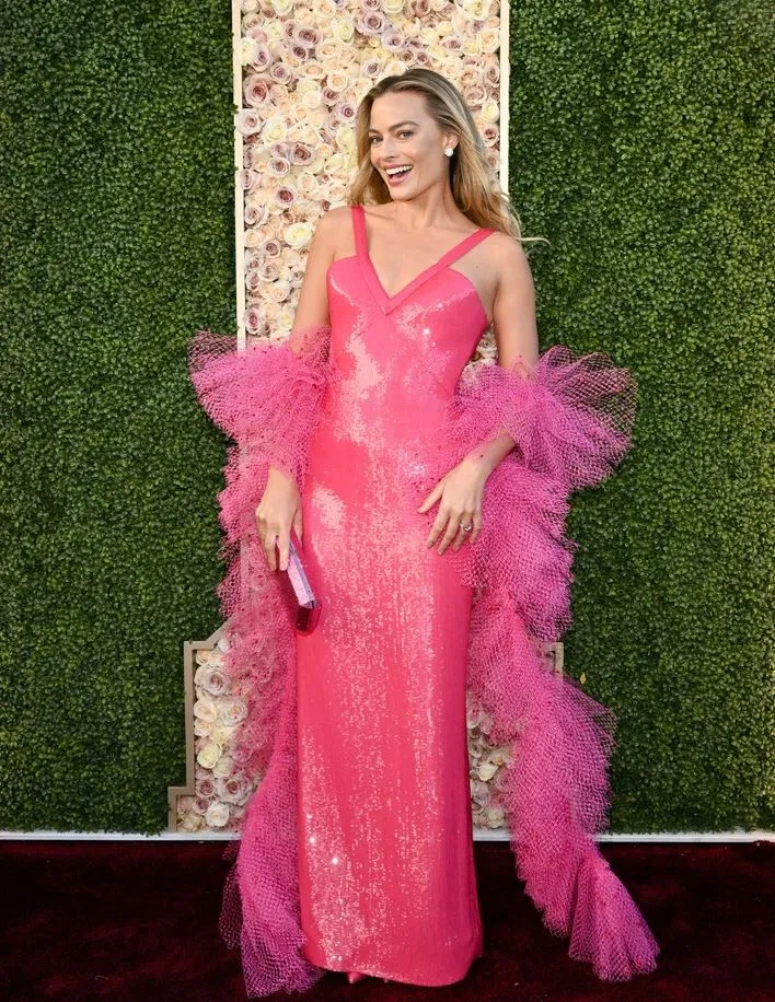 sao-nu-mat-kim-cuong-tren-tham-do-4