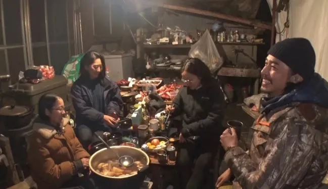 nam-dien-vien-len-nui-song-voi-3-dien-vien-nu-2