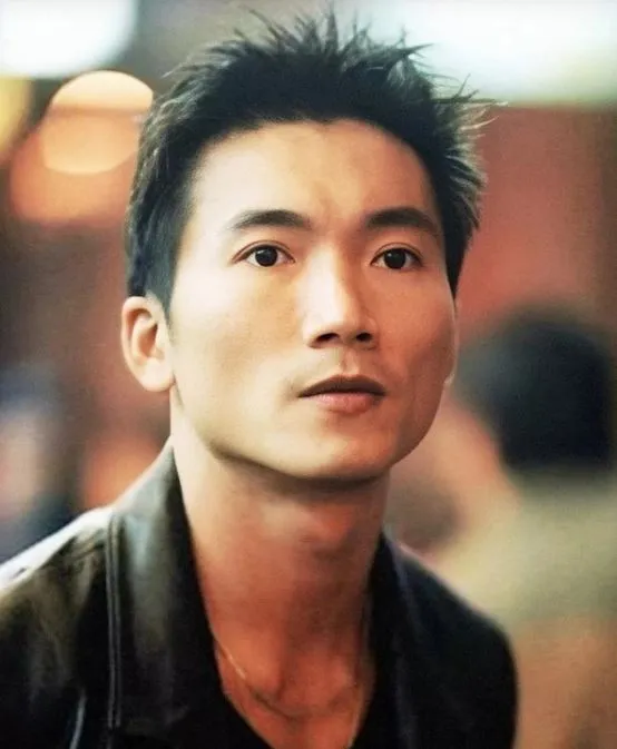 nam-dien-vien-song-ca-doi-bang-canh-phim-5-phut