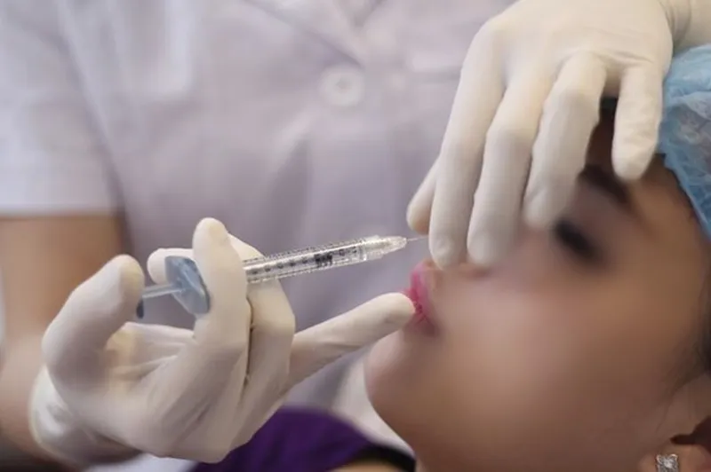 co-gai-17-tuoi-mu-mat-do-nang-mui-2