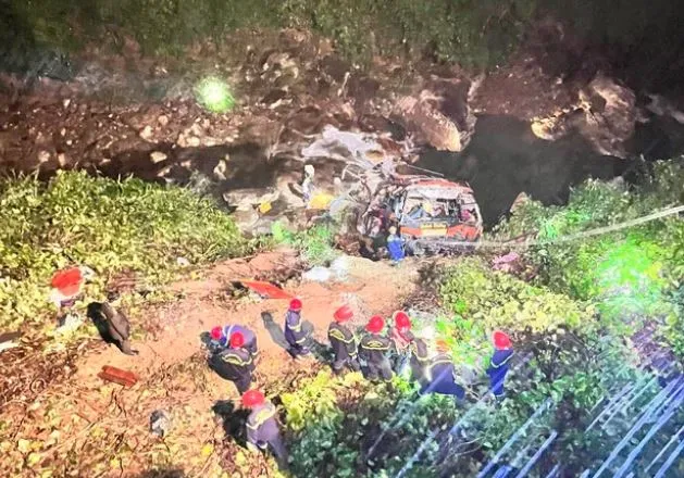 vu-xe-khach-lao-xuong-doc-da-nang