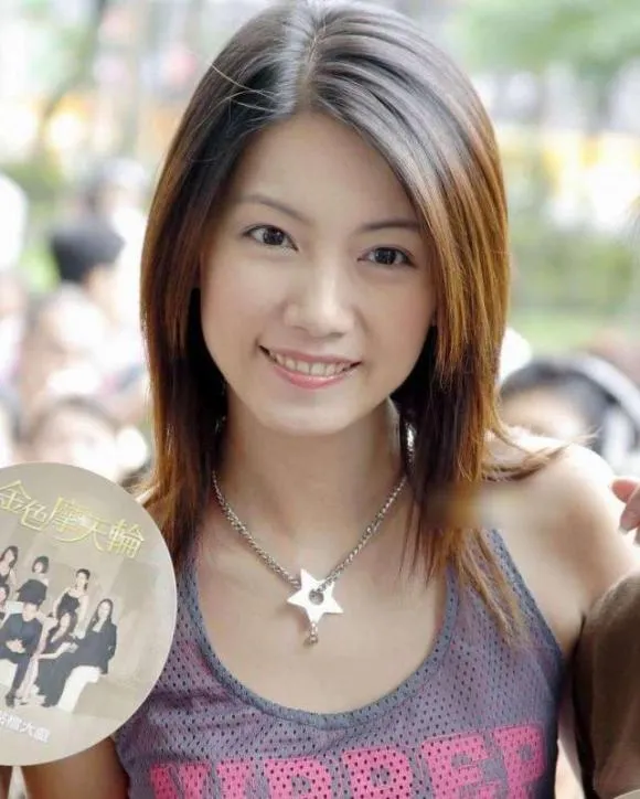 nu-dien-vien-yeu-3-ban-dien-cung-luc-2