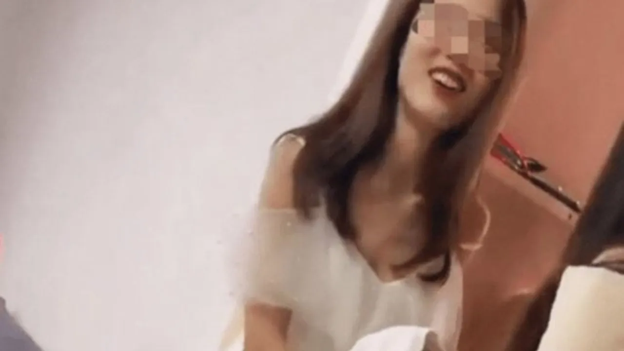 phu-dau-nhet-giay-vao-nguc-khien-netizen-phan-no-1