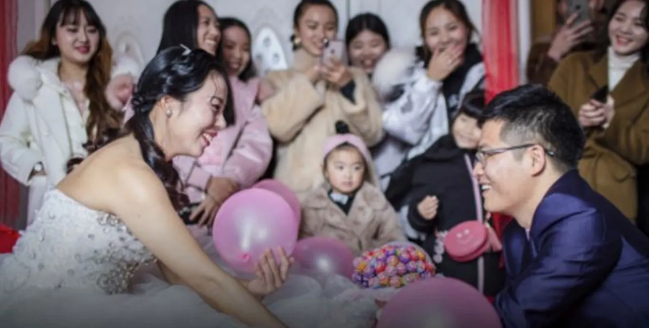 phu-dau-nhet-giay-vao-nguc-khien-netizen-phan-no