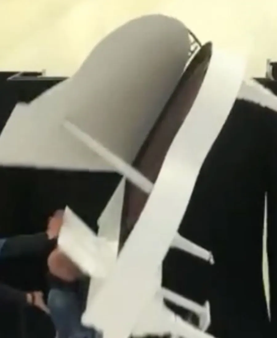 truong-ve-kien-bi-nga-nhao-tren-san-khau-1