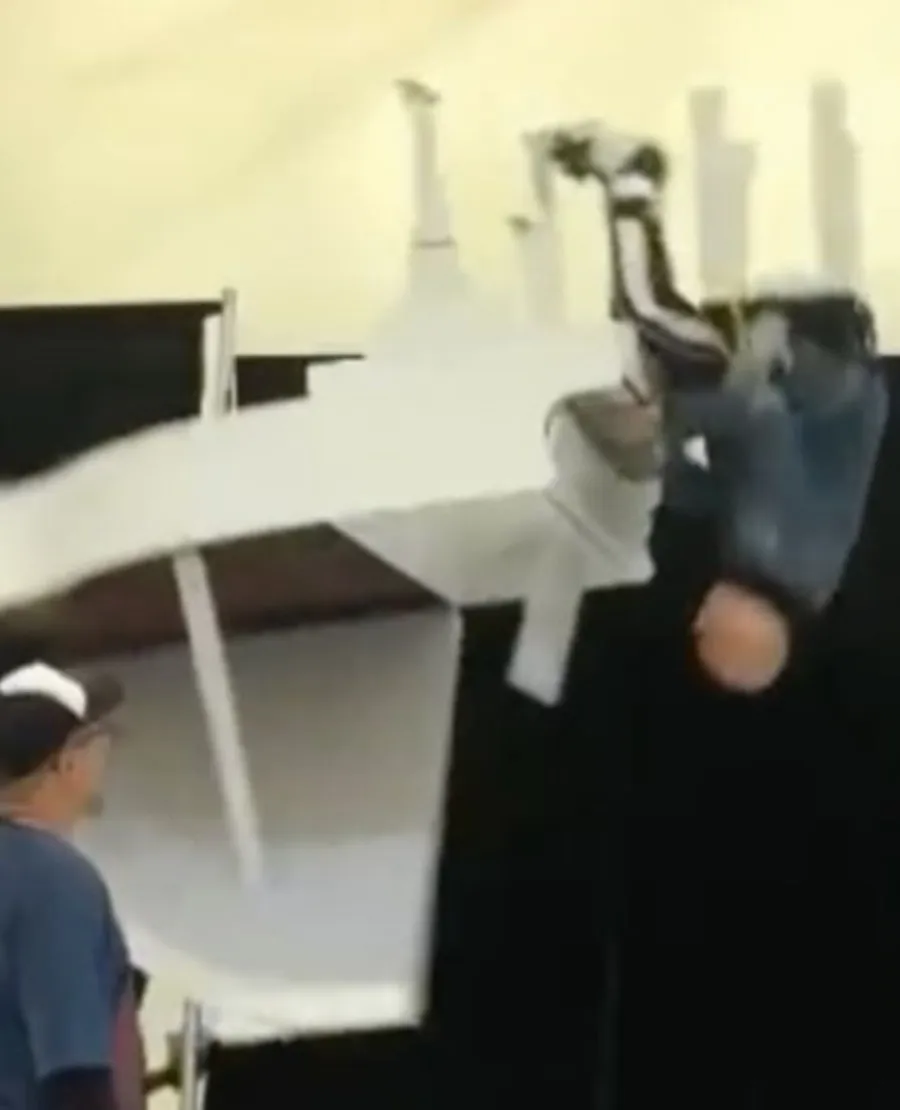 truong-ve-kien-bi-nga-nhao-tren-san-khau