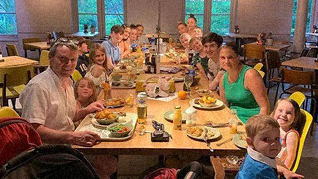 vo-chong-30-nam-sinh-22-dua-con