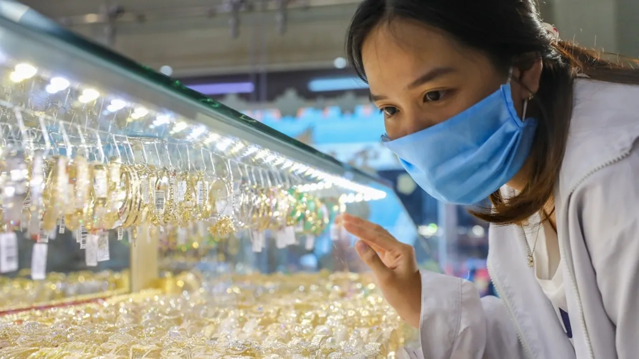 co-3-trieu-nen-mua-vang-hay-gui-tiet-kiem