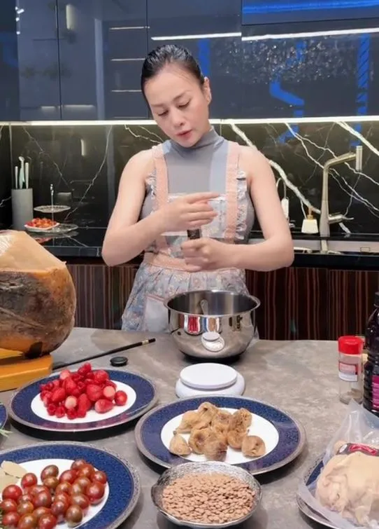 phuong-oanh-cho-10-ty-khi-bi-noi-co-ekip-nau-an-ho-1