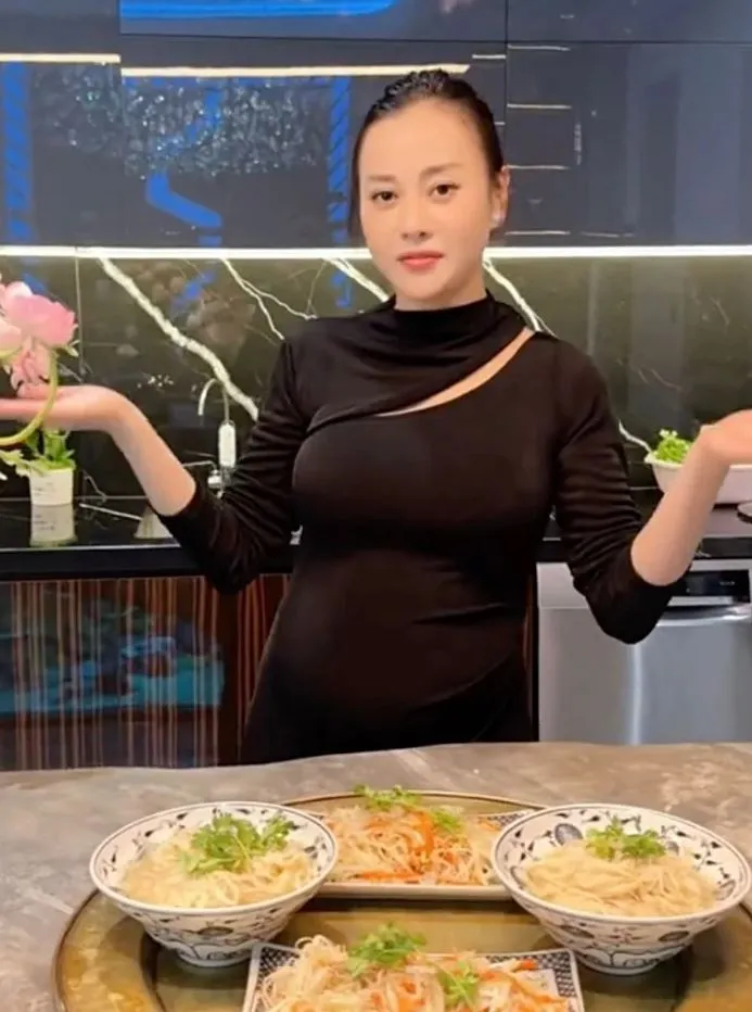 phuong-oanh-cho-10-ty-khi-bi-noi-co-ekip-nau-an-ho