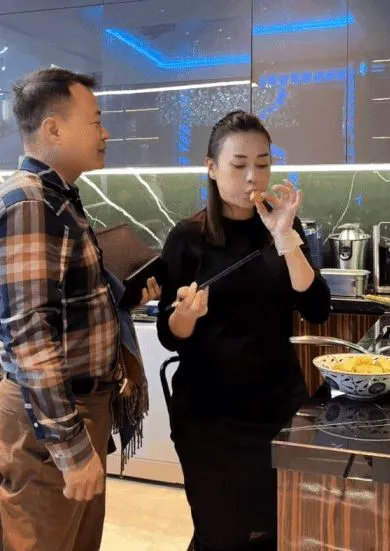 phuong-oanh-cho-10-ty-khi-bi-noi-co-ekip-nau-an-ho-2