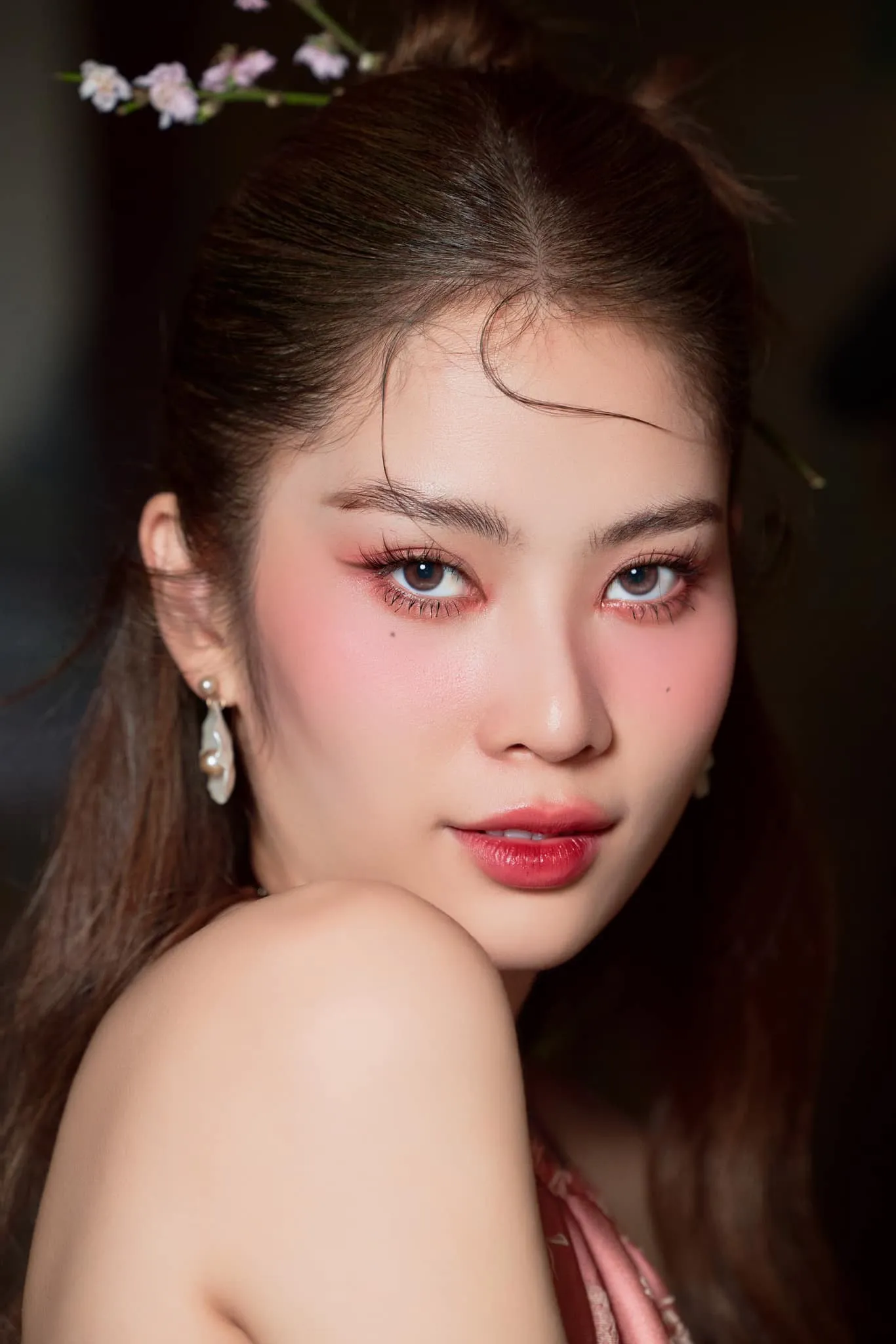 dong-thai-nam-anh-giua-luc-nam-em-luc-duc-1