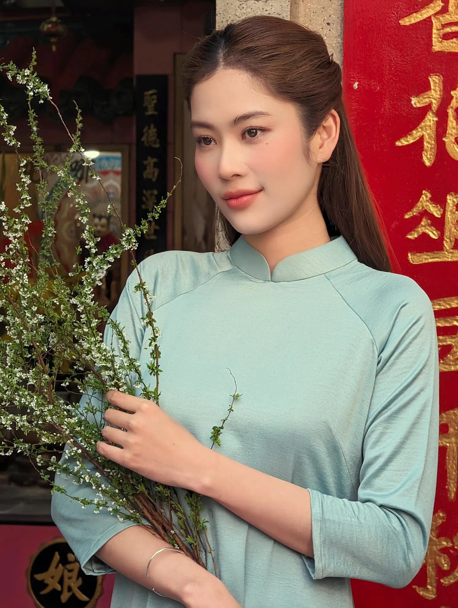 dong-thai-nam-anh-giua-luc-nam-em-luc-duc