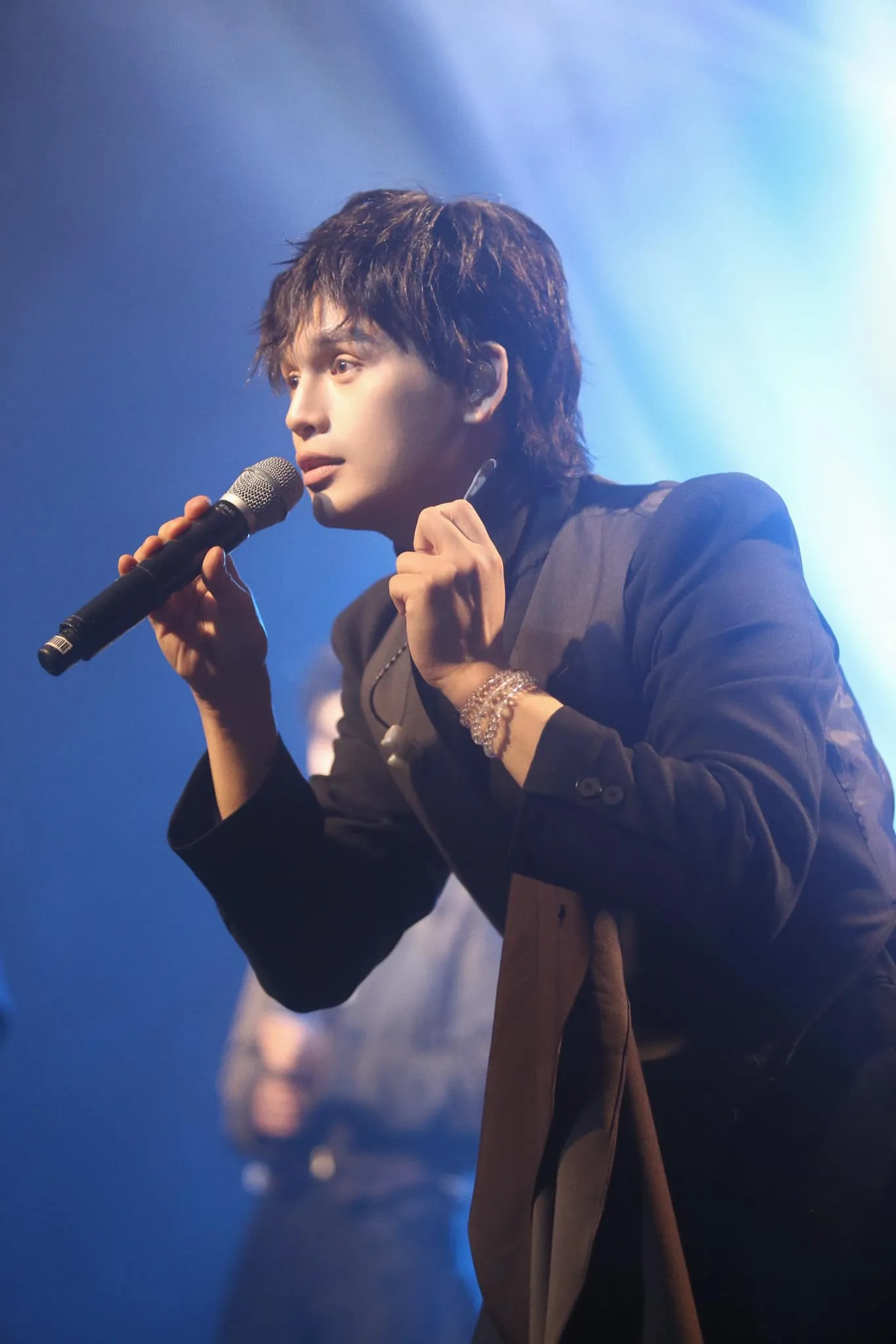 nguyen-tran-trung-quan-liet-nua-mat-2