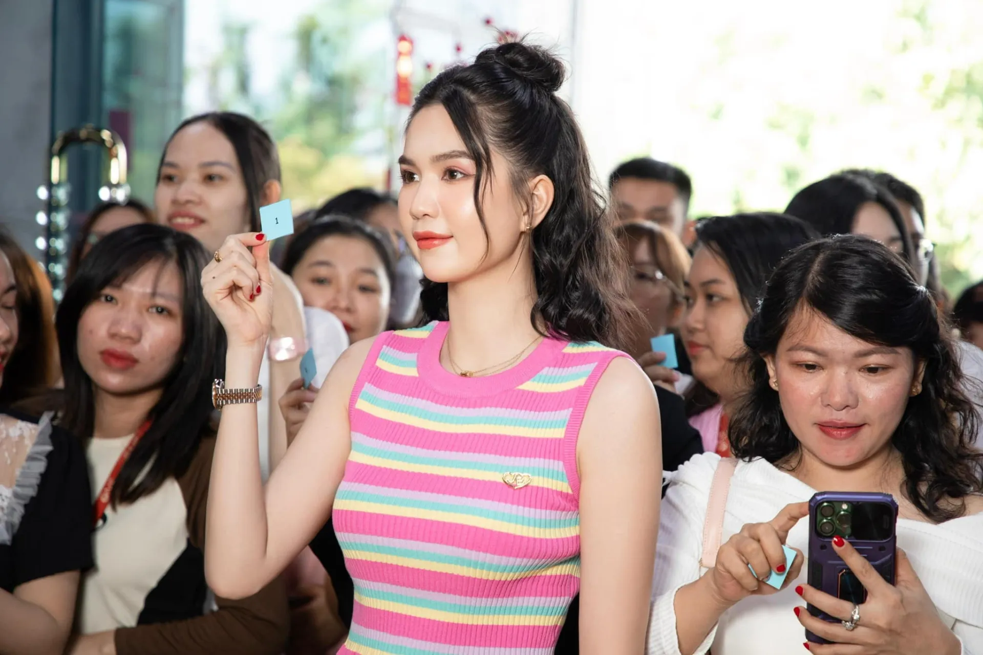 vi-sao-ngoc-trinh-mac-kin-sau-bien-co-5