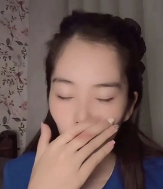 nam-em-non-oi-tren-livestream