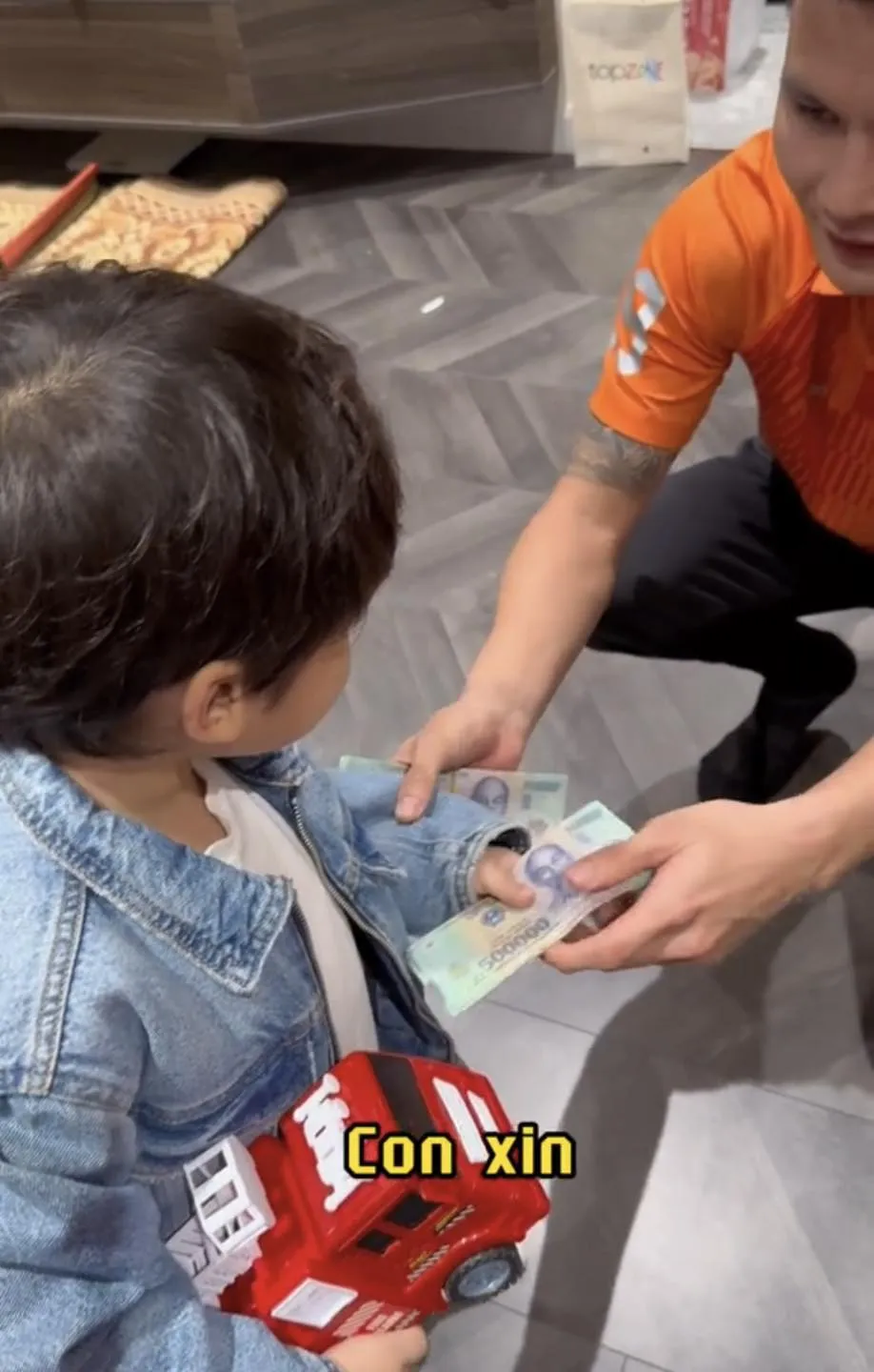 hoa-minzy-giai-thich-be-bo-lay-tien-li-xi-1