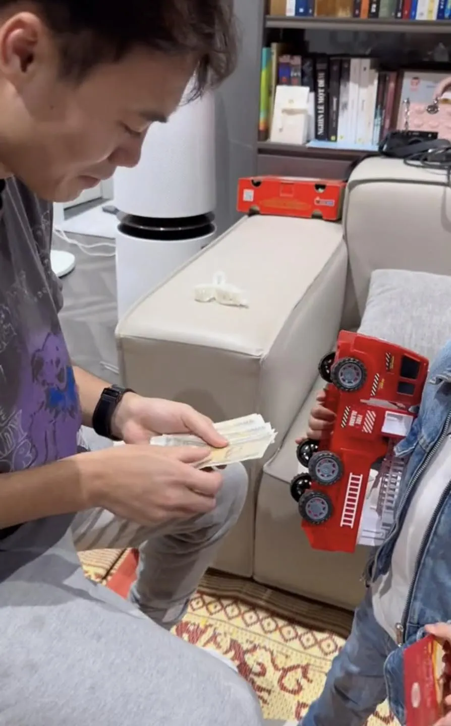 hoa-minzy-giai-thich-be-bo-lay-tien-li-xi-2