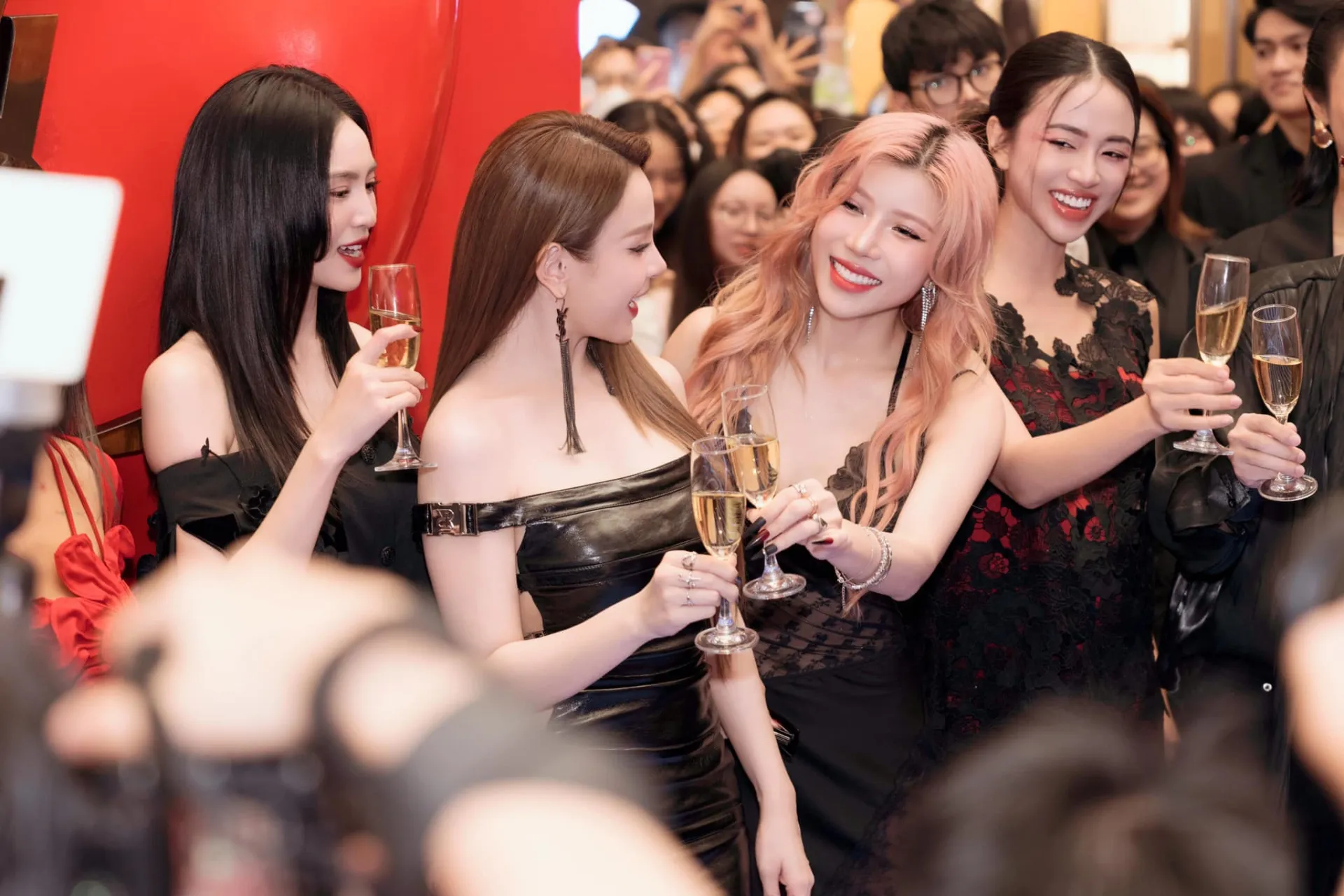 nhan-sac-dan-chi-dep-hoi-ngo