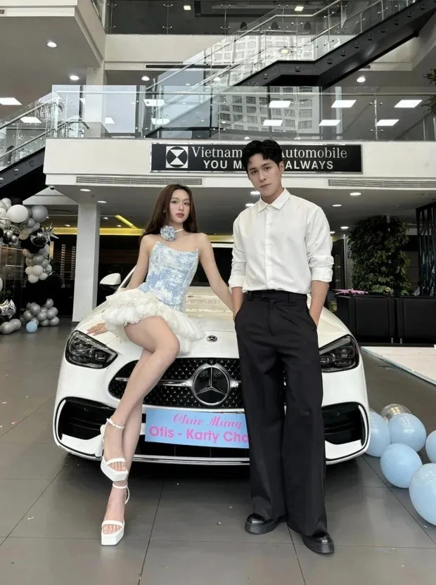 otis-phan-ung-ban-gai-xem-canh-hon-3