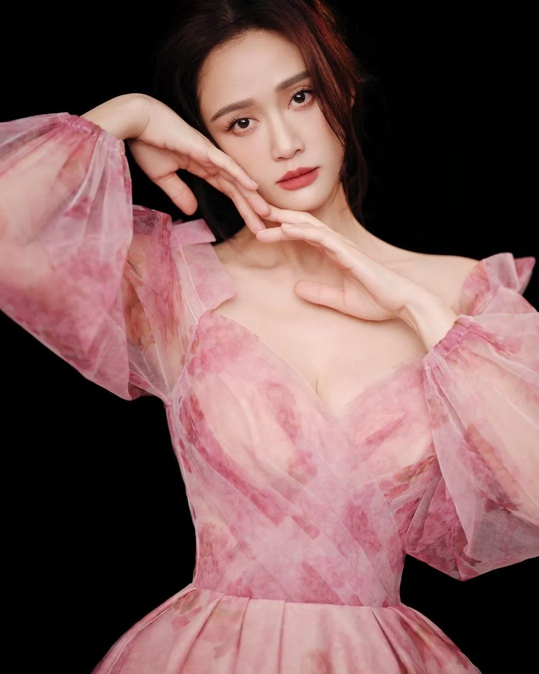 nu-dien-vien-bi-nha-chong-hat-hui-2