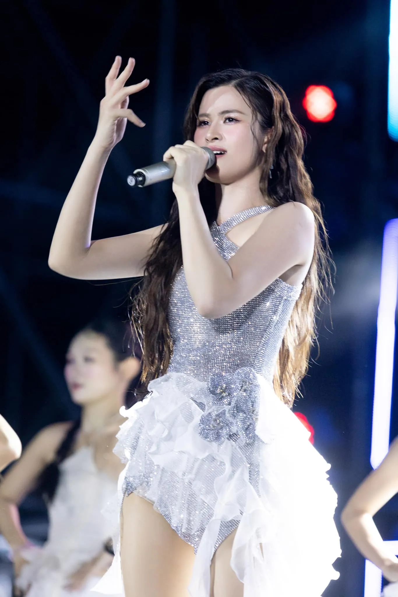 dong-nhi-bau-4-thang-nhay-cuc-sung-3