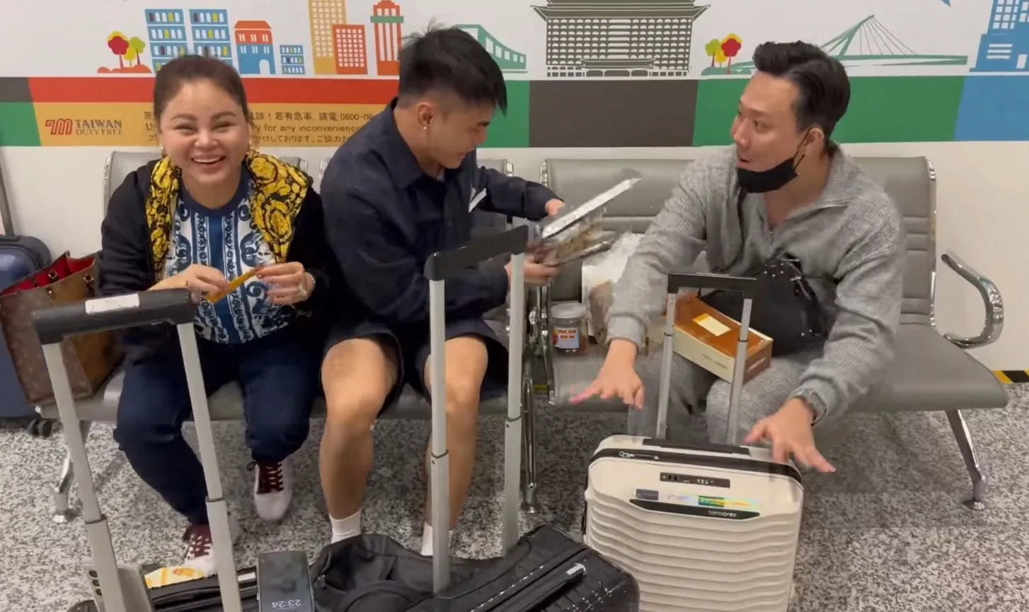 le-duong-bao-lam-mang-vat-la-ra-san-bay-2