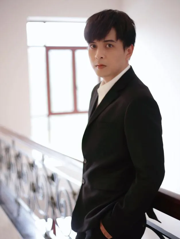 nam-ca-si-viet-len-phuong-5