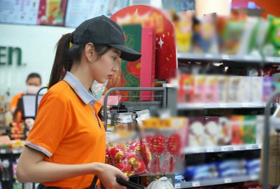 thuy-tien-lam-nhan-vien-khach-noi-quau-1