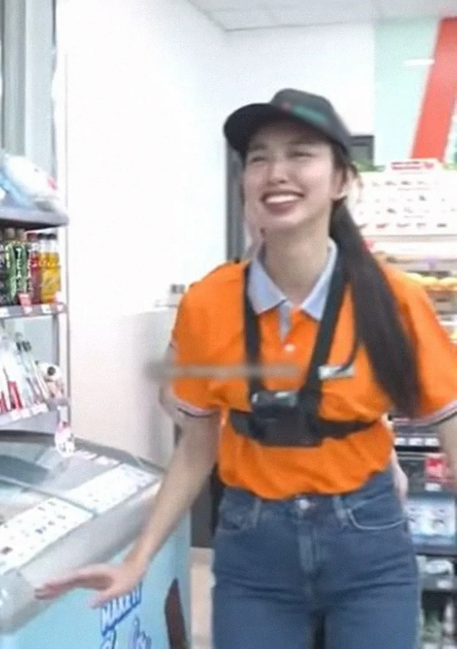 thuy-tien-lam-nhan-vien-khach-noi-quau-2