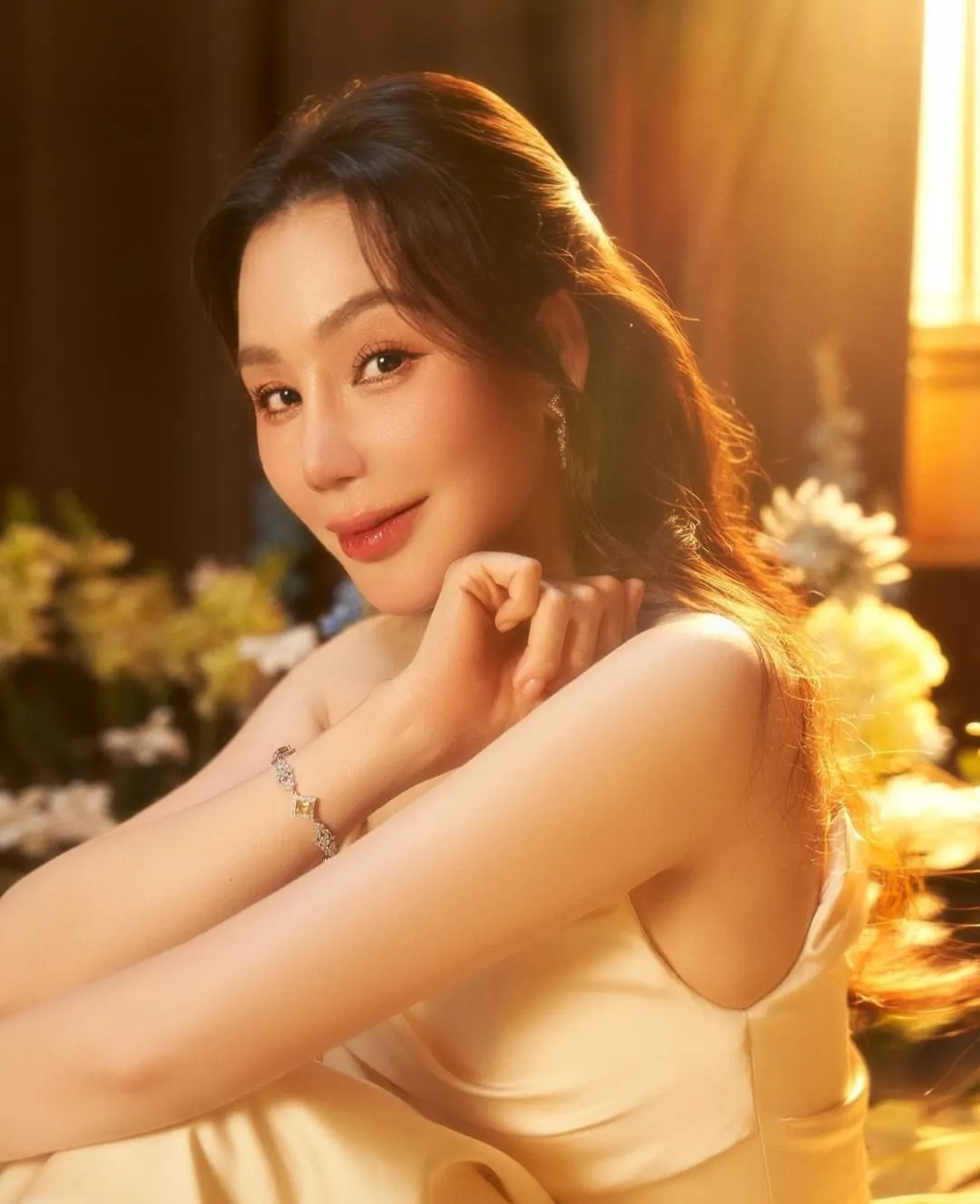 nu-ca-si-hong-mat-vi-kem-tron-2