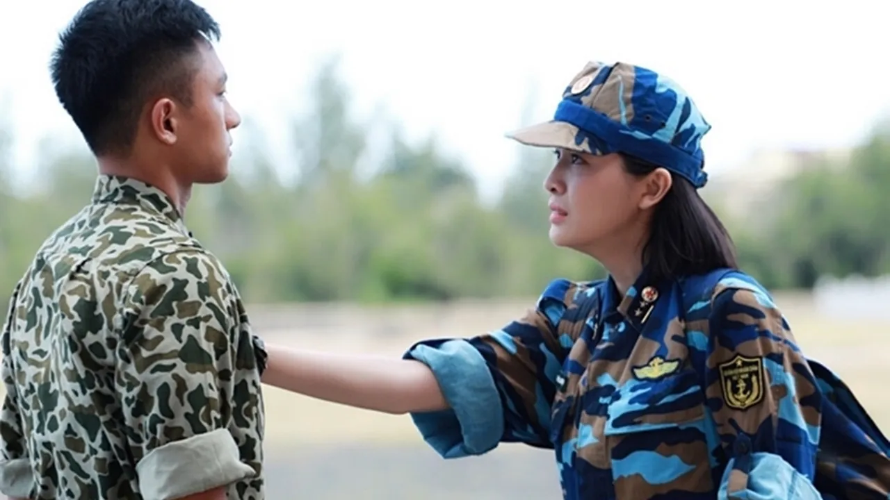 cap-doi-hau-due-mat-troi-hen-ho