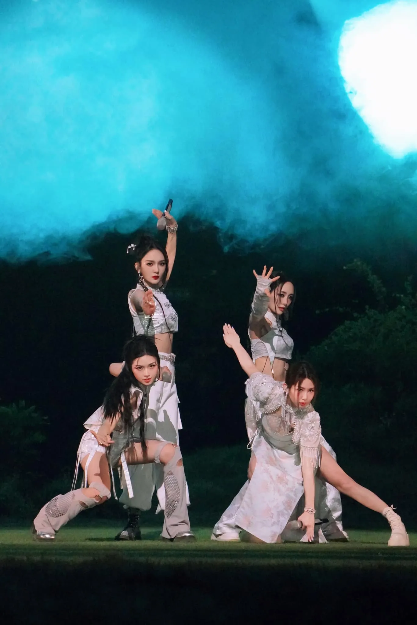 suni-ha-linh-cong-2-1