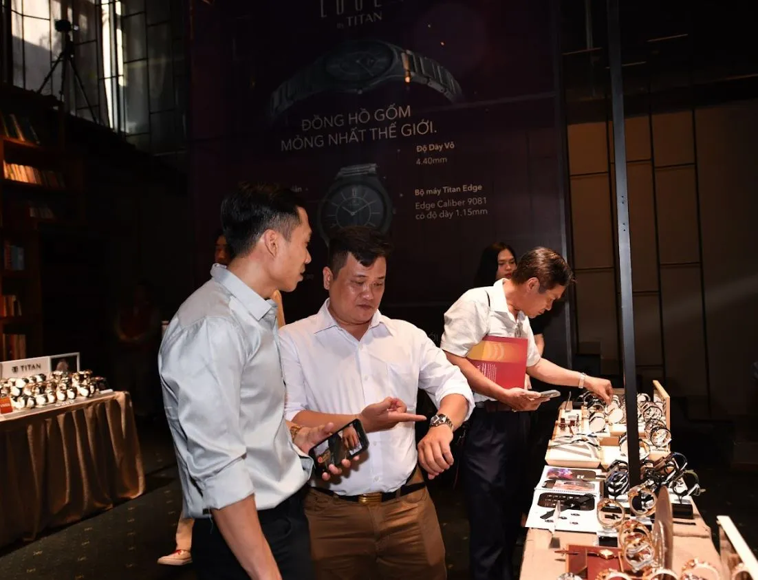 dong-ho-titan-2