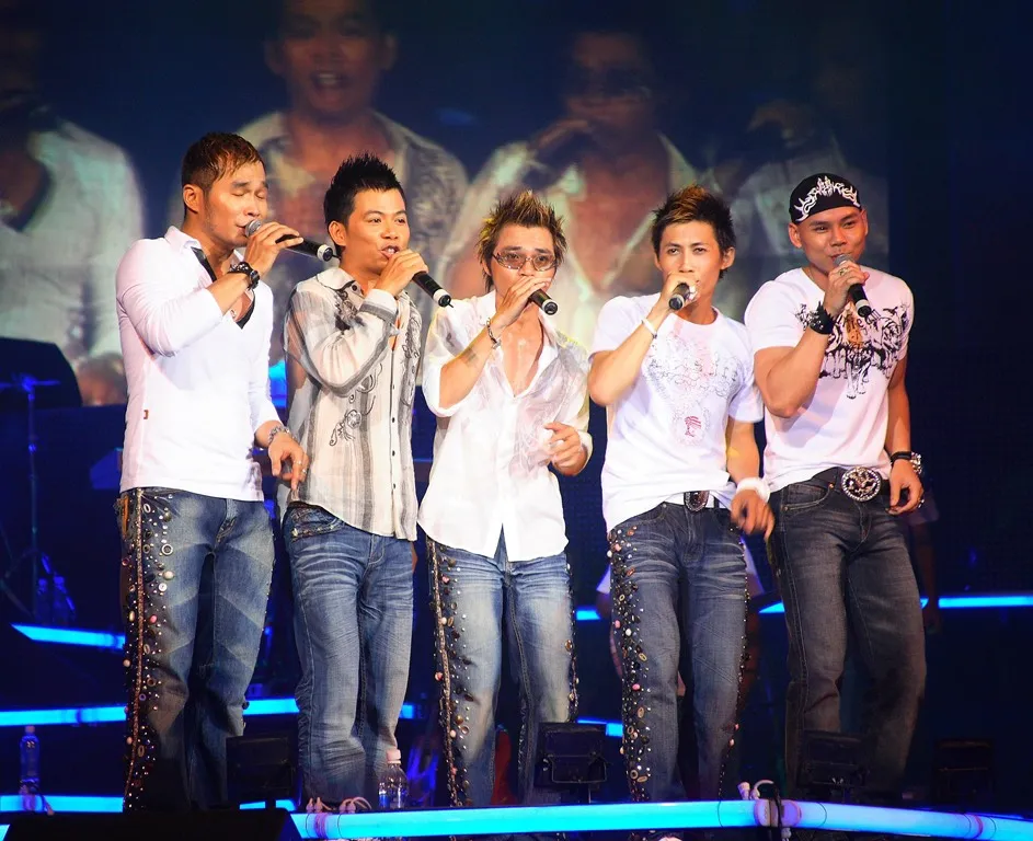 phan-dinh-tung-vuot-chong-gai-2