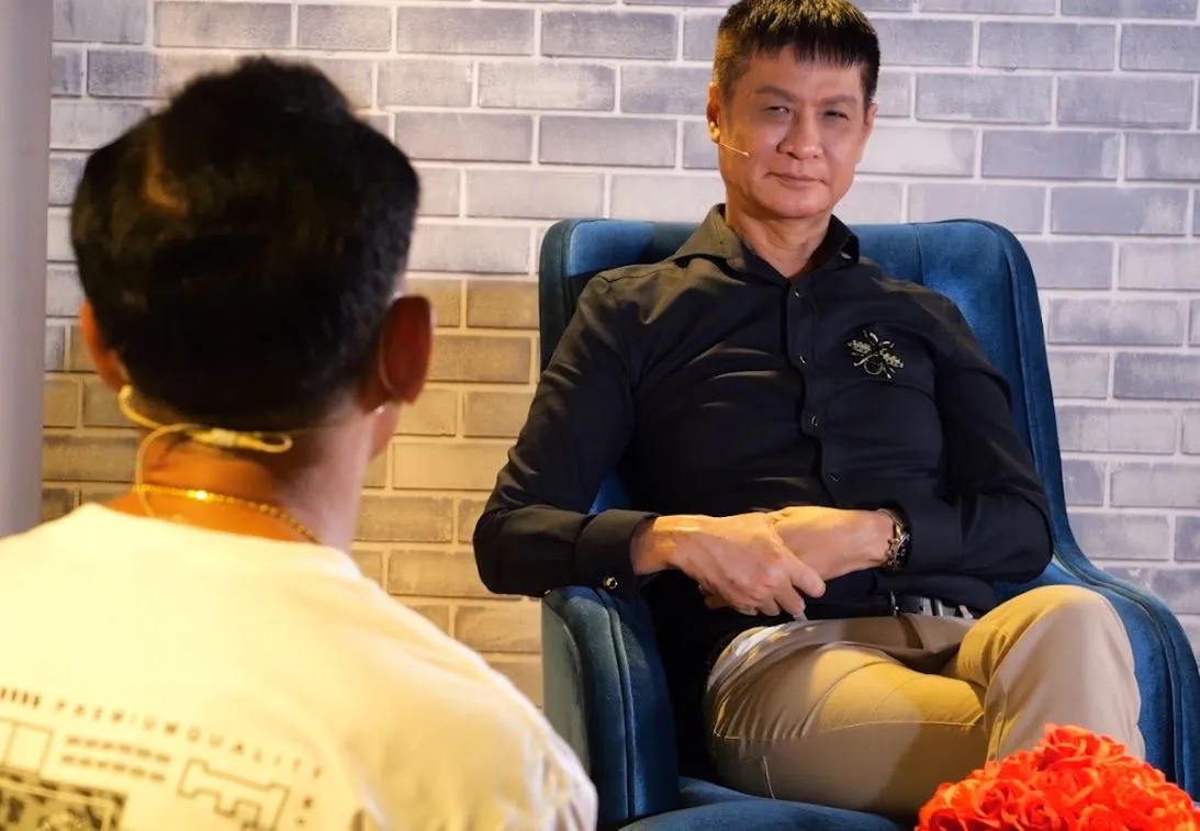 vo-doi-ly-hon-nhan-tinh-cho-100-cay-vang-1