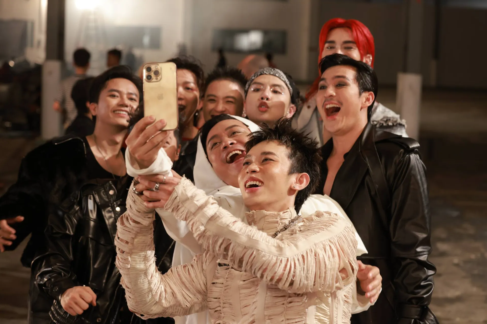 viral-anh-trai-vuot-ngan-chong-gai-4