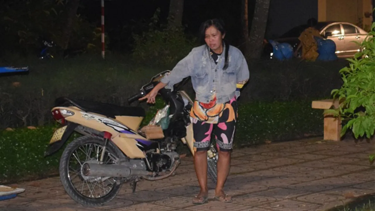 nguoi-me-giat-day-chuyen-ban-con-gai-khi-cho-con-di-choi