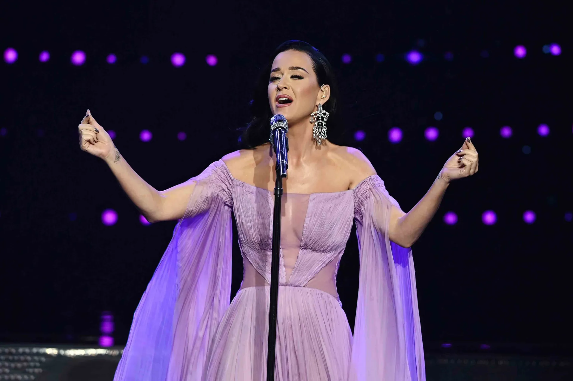 katy-perrymanh-quan7-1703113052033-upscale-very_compressed-scale-2_00x