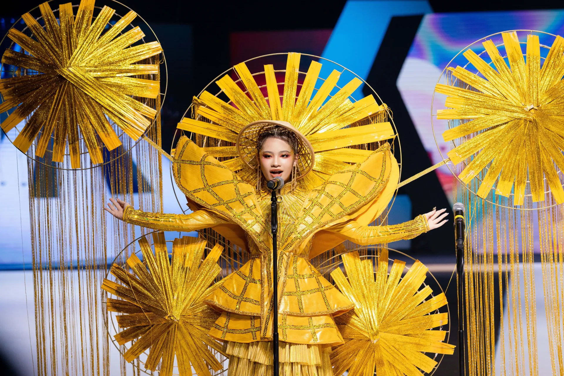 8. Trang phuc dan toc (12)