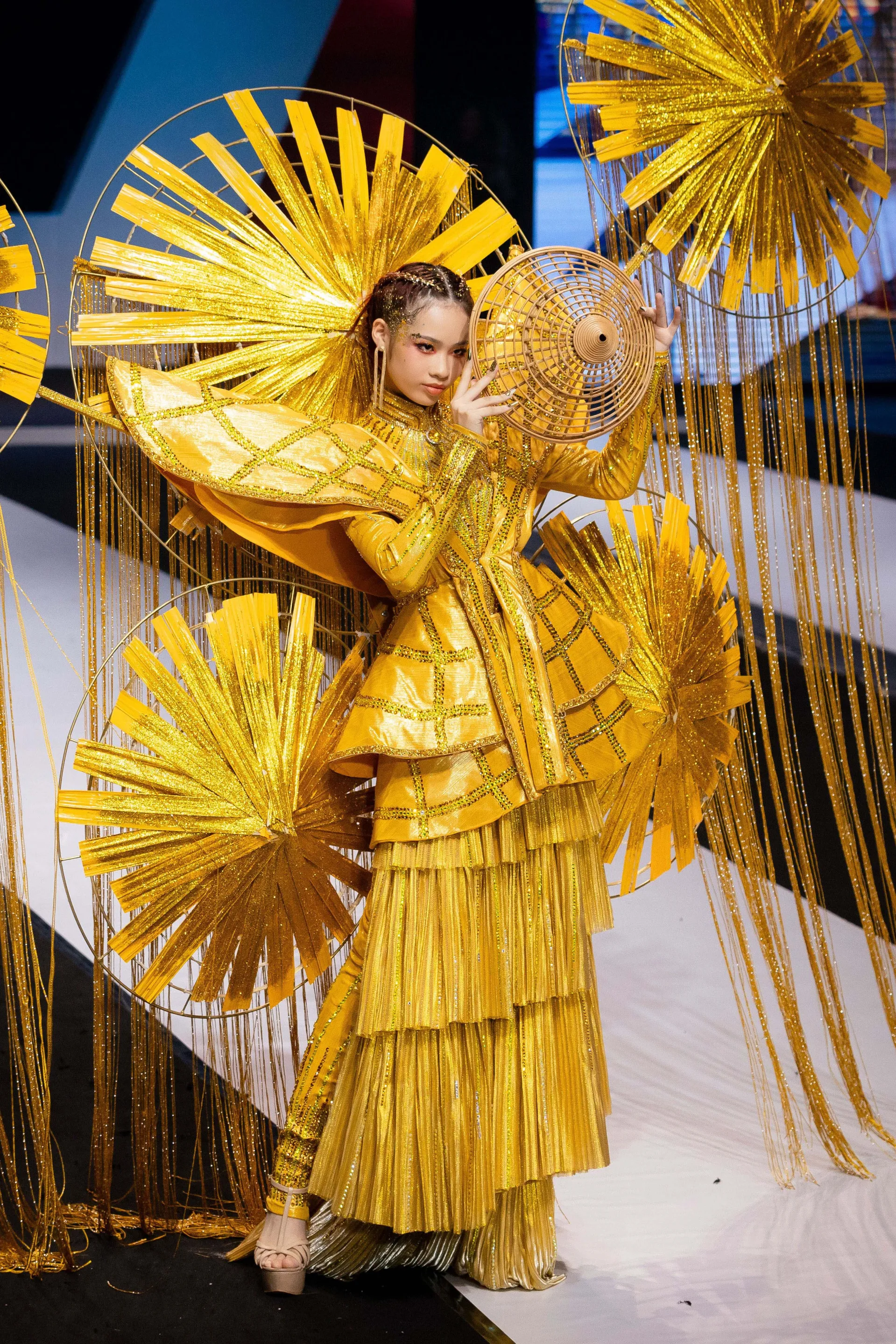 8. Trang phuc dan toc (5)