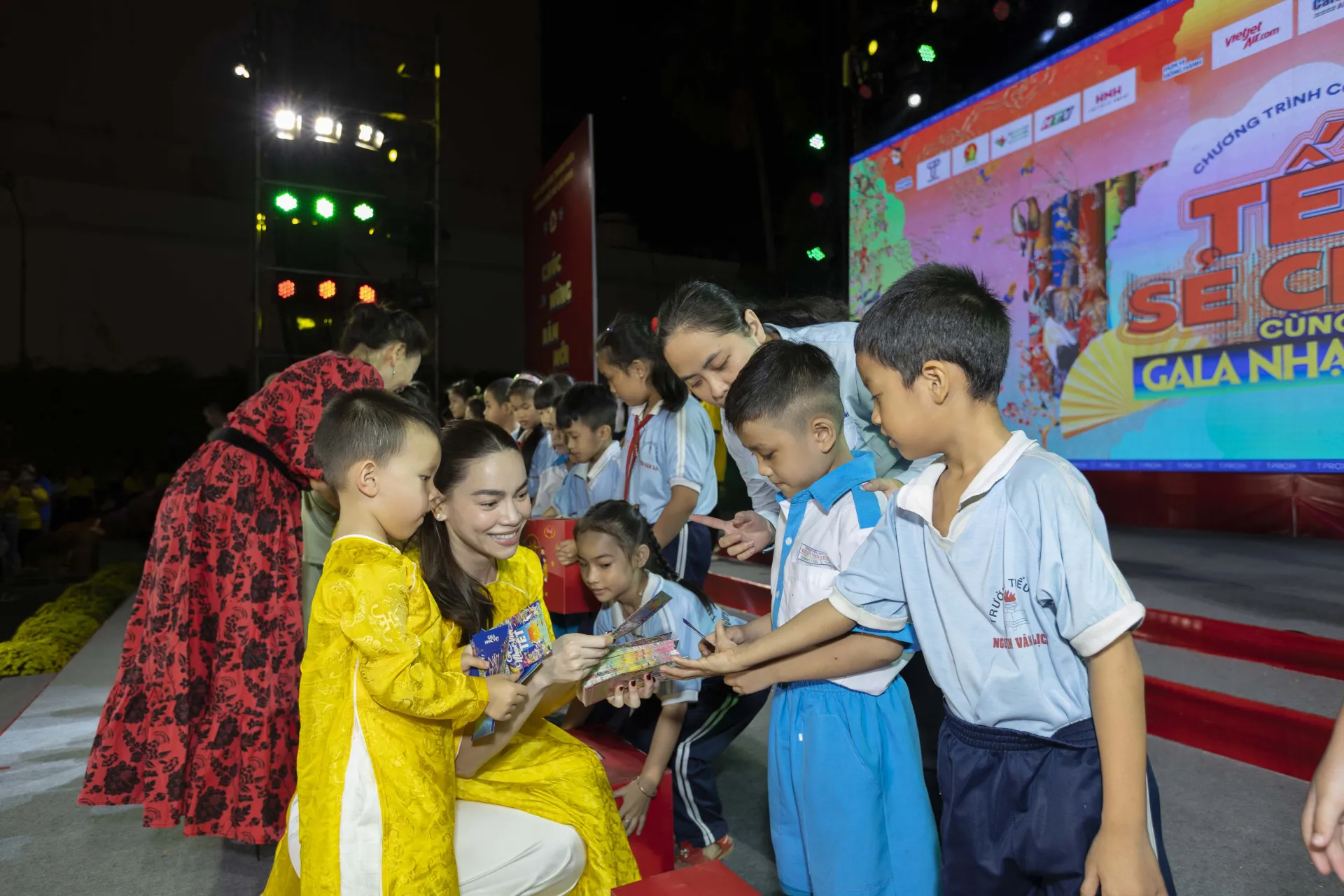 HO NGOC HA & CAC CON TRAO QUA (2)