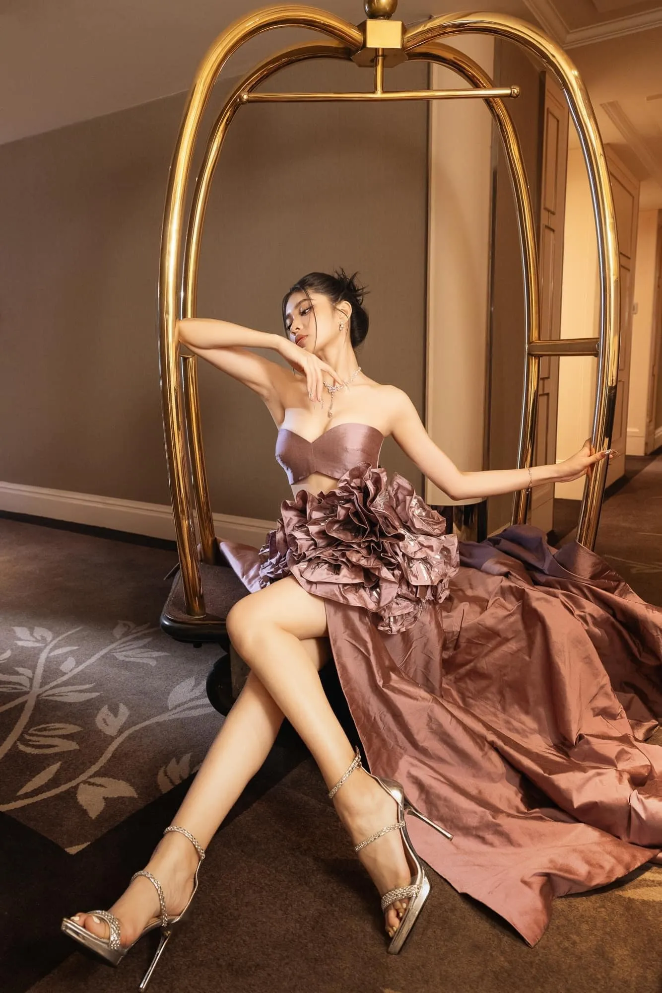 Huynh-Minh-Kien-khoe-voc-dang-goi-cam-voi-doi-chan-kiem-nhat (1)