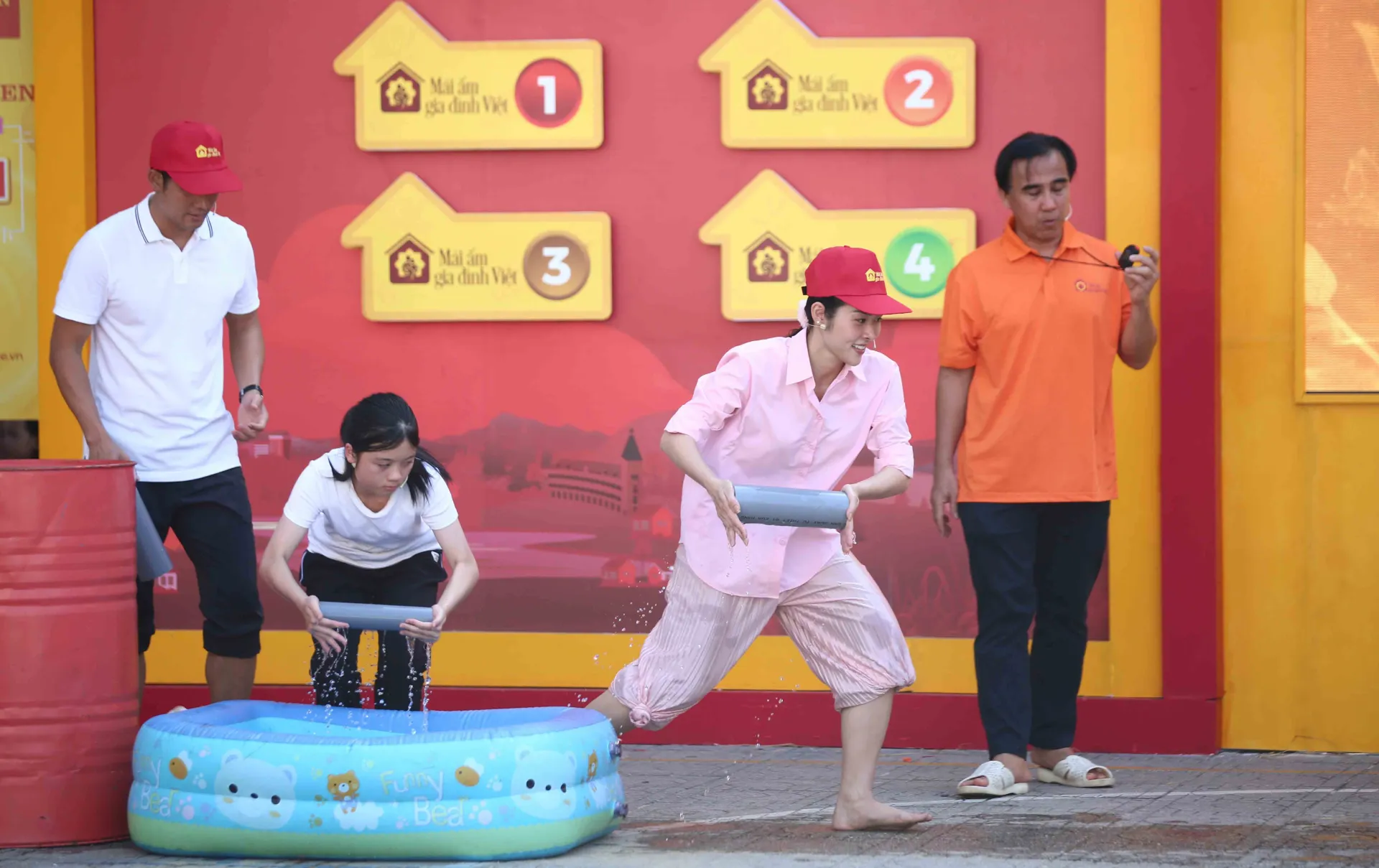 dien-vien-thanh-thuc-va-diep-bao-ngoc-gop-suc-mang-ve-giai-thuong-100-trieu-cho-tre-em-mo-coi (10)