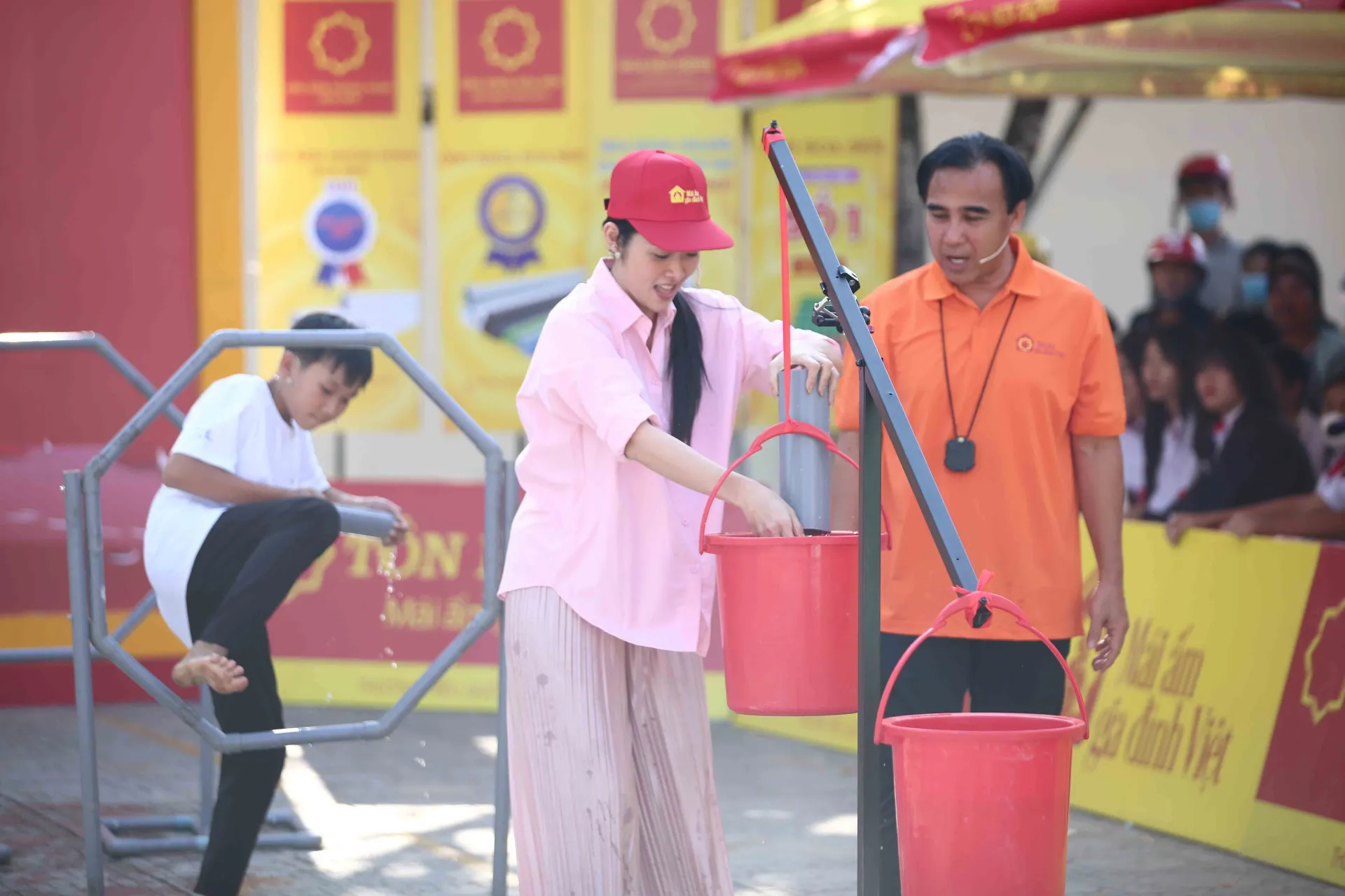 dien-vien-thanh-thuc-va-diep-bao-ngoc-gop-suc-mang-ve-giai-thuong-100-trieu-cho-tre-em-mo-coi (6)
