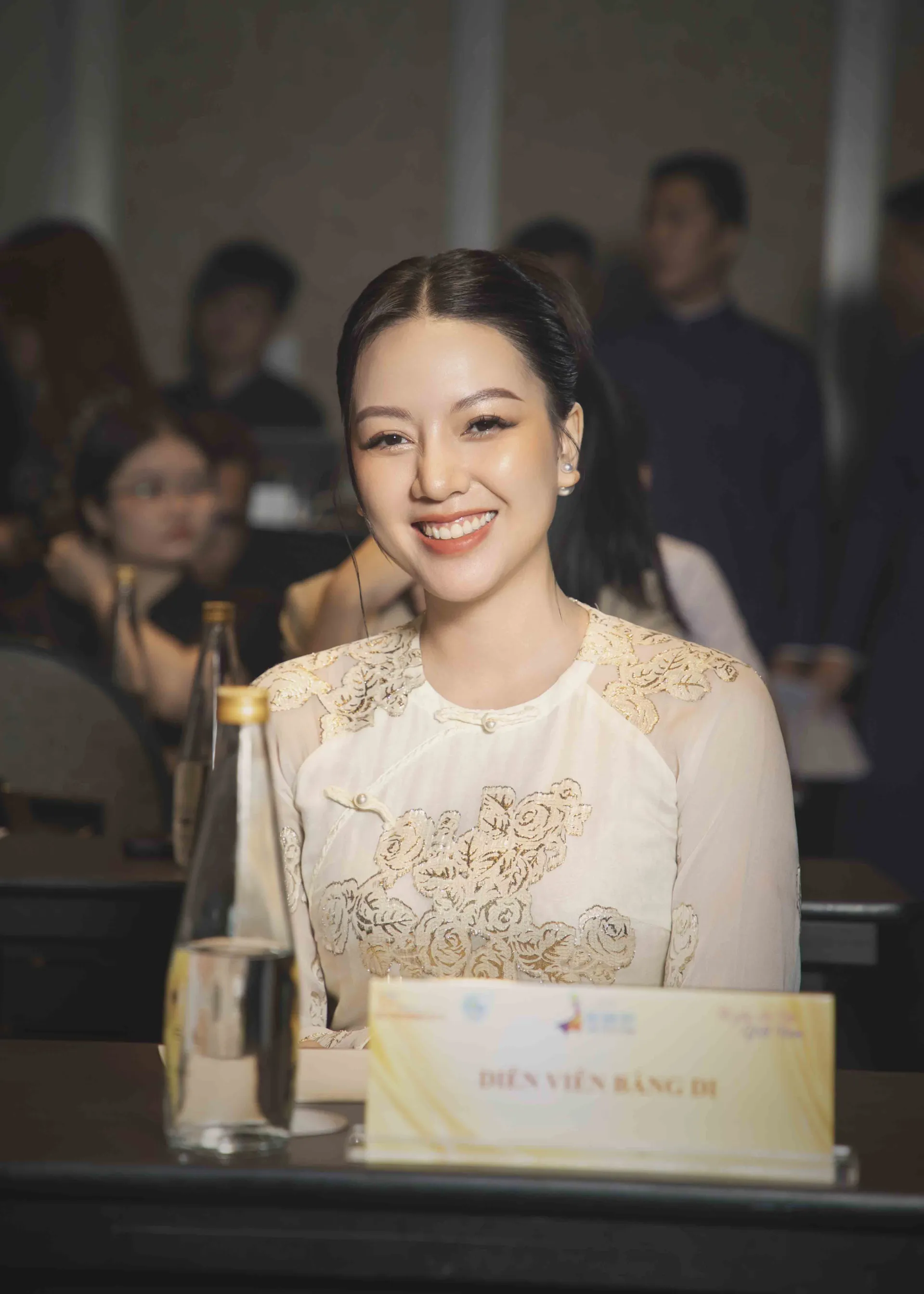 cach-bang-di-bien-hoa-cung-ao-dai-moi-khi-xuat-hien-truoc-cong-chung (1)