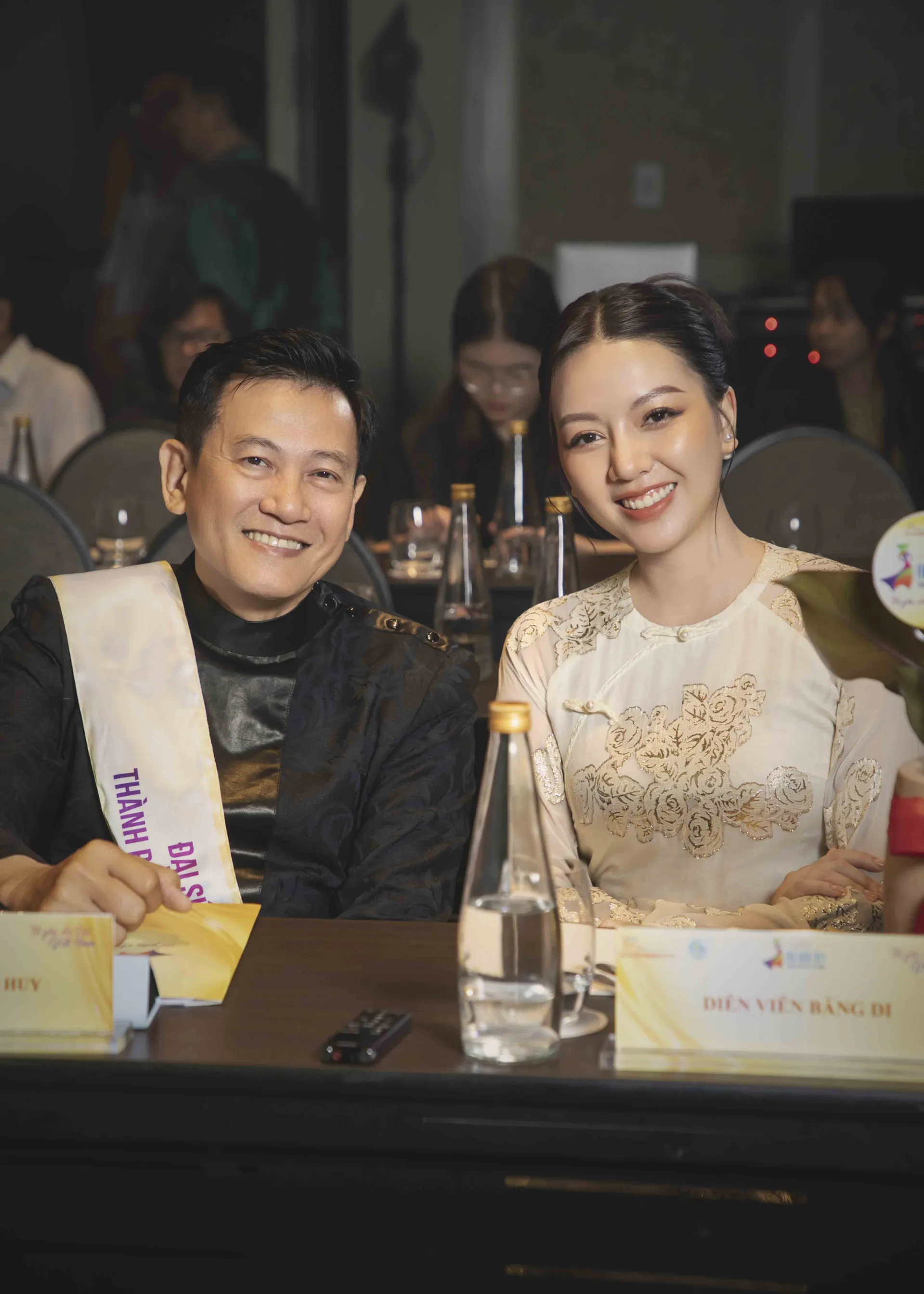 cach-bang-di-bien-hoa-cung-ao-dai-moi-khi-xuat-hien-truoc-cong-chung (17)