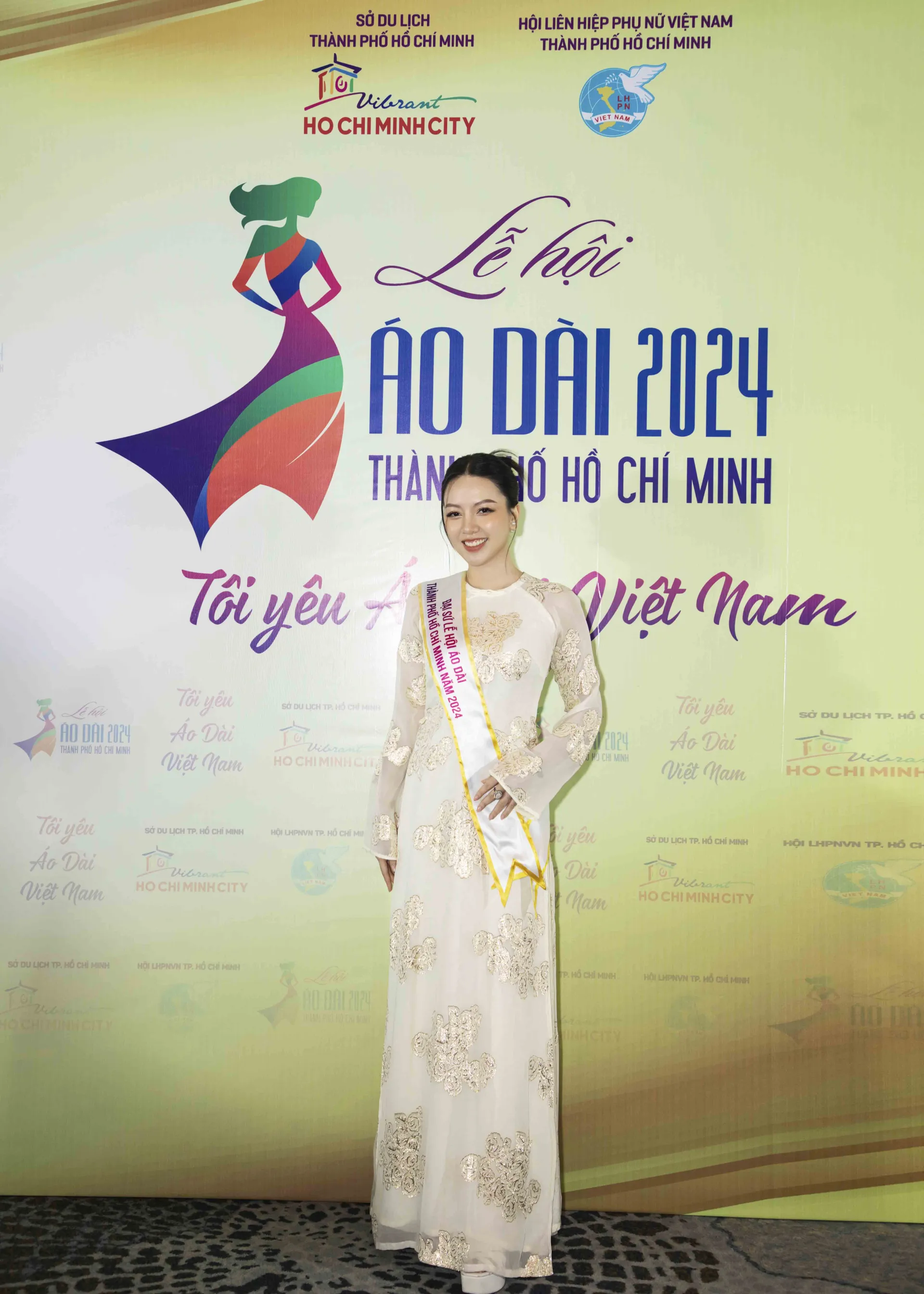 cach-bang-di-bien-hoa-cung-ao-dai-moi-khi-xuat-hien-truoc-cong-chung (18)